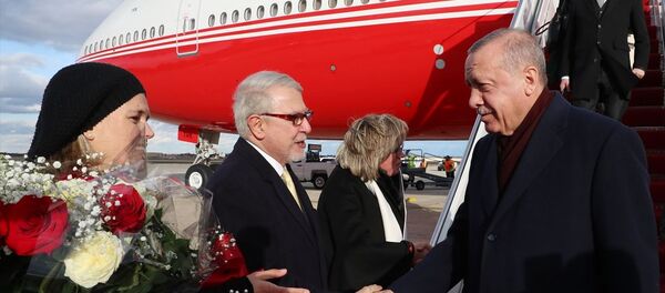 Türkiye Cumhurbaşkanı Recep Tayyip Erdoğan, ABD Başkanı Donald Trump'ın daveti üzerine çalışma ziyareti gerçekleştirmek için özel uçak TC-TRK ile ABD'nin başkenti Washington'a geldi. Cumhurbaşkanı Erdoğan'ı, Andrews Hava Üssü'nde Türkiye'nin Washington Büyükelçisi Serdar Kılıç (sol 2), Türkiye'nin Birleşmiş Milletler Daimi Temsilcisi Feridun Sinirlioğlu, Amerika Birleşik Devletleri Protokol Genel Müdürü Cam Henderson ve diğer yetkililer karşıladı. - Sputnik Türkiye