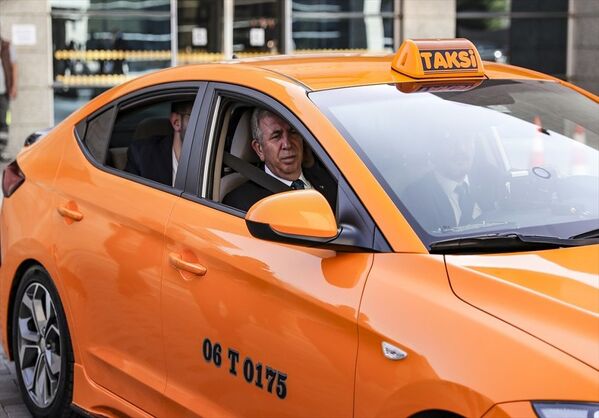 Ankara Büyükşehir Belediye Başkanı Mansur Yavaş'ın seçim vaatleri arasında yer alan Akıllı Taksi Projesinin prototipi tanıtıldı. Büyükşehir Belediye Başkanı Mansur Yavaş, akıllı taksinin test sürüşüne katıldı. - Sputnik Türkiye