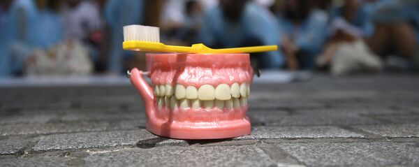Diş-diş fırçası Diş-diş fırçası - Sputnik Türkiye