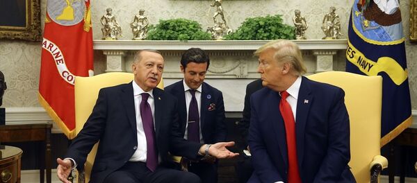 Türkiye Cumhurbaşkanı Recep Tayyip Erdoğan ve eşi Emine Erdoğan, ABD Başkanı Donald Trump ve eşi Melania Trump tarafından Beyaz Saray’da resmi törenle karşılandı. - Sputnik Türkiye
