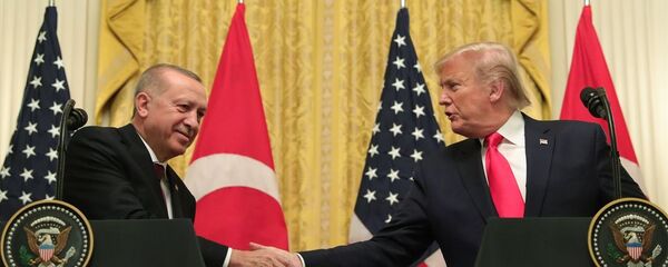 Türkiye Cumhurbaşkanı Recep Tayyip Erdoğan ve ABD Başkanı Donald Trump, Beyaz Saray'da baş başa ve heyetler arası görüşmelerin ardından ortak basın toplantısı düzenledi. - Sputnik Türkiye
