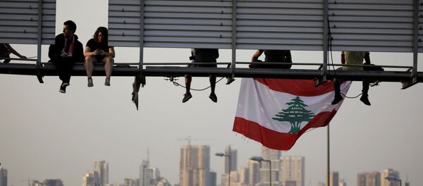 Lübnan'da yol kapatan göstericiler Lübnan'da yol kapatan göstericiler - Sputnik Türkiye