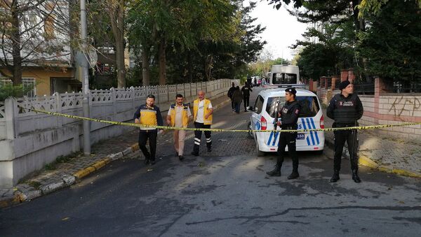 Bakırköy Osmaniye'de bir dairede ölü bulunan 1'i çocuk 3 kişinin cesetleri incelenmek üzere Adli Tıp Kurumuna kaldırıldı. Kaymakamlıktan 'Ekip tarafından yapılan ölçümlerde olay yerindeki kokunun siyanür olduğu tespit edilmiştir' açıklaması geldi. - Sputnik Türkiye