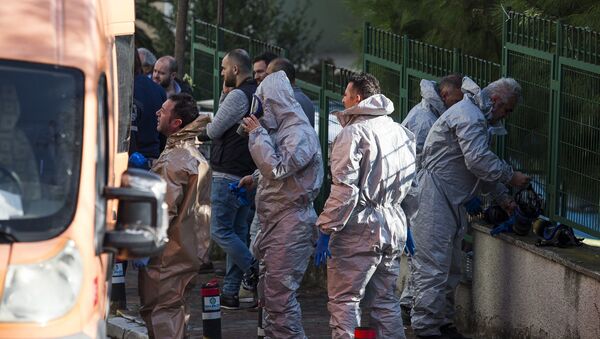 Bakırköy Osmaniye'de bir dairede ölü bulunan 1'i çocuk 3 kişinin cesetleri incelenmek üzere Adli Tıp Kurumu'na kaldırıldı. Kaymakamlıktan 'Ekip tarafından yapılan ölçümlerde olay yerindeki kokunun siyanür olduğu tespit edilmiştir' açıklaması geldi. - Sputnik Türkiye