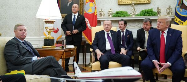 ABD'li senatör Lindsey Graham, Cumhurbaşkanı Recep Tayyip Erdoğan ve ABD Başkanı Donald Trump ile Oval Ofis'te. - Sputnik Türkiye