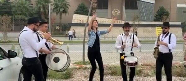 İzmir'de yaşayan ve 3.5 yıldır eşinden boşanmaya çalışan İnci Akbay, boşanmasını adliye önünde Erik Dalı parçasını çalan bando ile kutladı. Akbay'a sosyal medyadan da ‘Erik Dalı’ parçasıyla destek yağdı. - Sputnik Türkiye