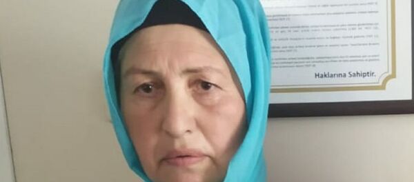 Bursa'da 12 ayrı hırsızlık suçundan aranan, kilitli kapıları pet şişe ile açarak hırsızlık yaptığı için 'Pet şişe Refiye' lakabıyla aranan Refiye Aksu, yakalanıp, tutuklandı. - Sputnik Türkiye