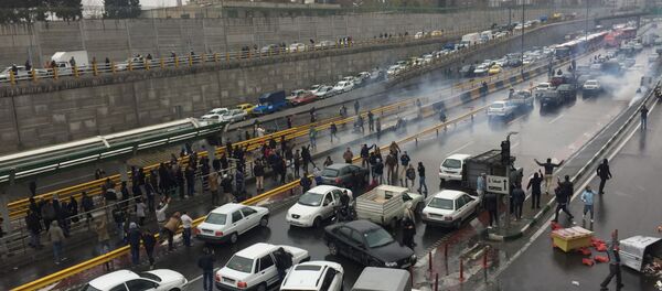 İran'da benzin zammı nedeniyle devam eden protestolarda başkent Tahran'ın giriş-çıkış yolları göstericiler tarafından trafiğe kapatıldı. İran'da benzin zammı nedeniyle devam eden protestolarda başkent Tahran'ın giriş-çıkış yolları göstericiler tarafından trafiğe kapatıldı. - Sputnik Türkiye