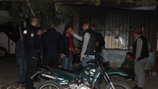 Adana'da sohbet etmek için toplanan arkadaş grubuna, motosikletli 2 kişinin tabancayla ateş etmesi sonucu 2 kişi yaralandı. Polis, şüphelileri yakalamak için çalışma başlattı. - Sputnik Türkiye