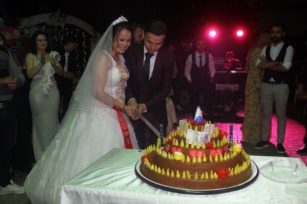 Düğünde pasta yerine çiğ köfte kestiler - Sputnik Türkiye