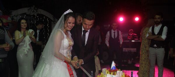 Düğünde pasta yerine çiğ köfte kestiler - Sputnik Türkiye
