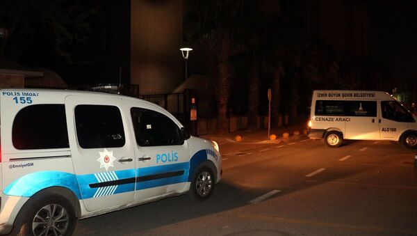 İzmir'in Buca ilçesinde cezaevinden izinli çıkan kişi, sevgilisi olduğu iddia edilen kadını pompalı tüfekle öldürüp intihar etti. - Sputnik Türkiye