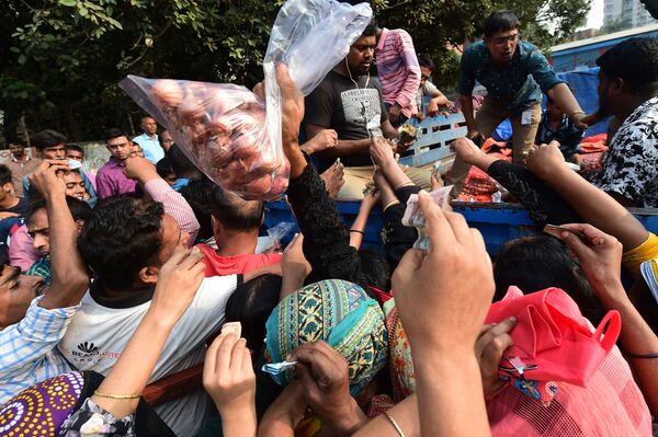Bangladeş'te soğan krizi büyüyor: Uçaklar dolusu ithalat yapıldı, tanzim kuyrukları oluştu - Sputnik Türkiye