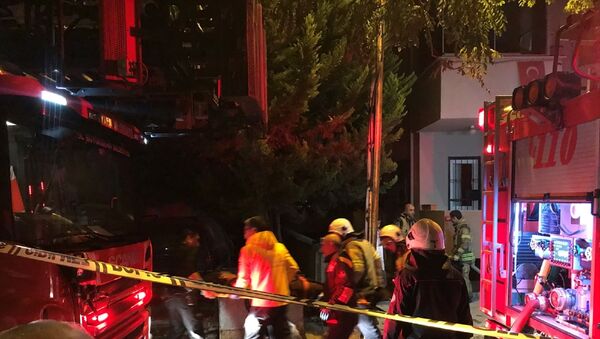 İstanbul Kartal'da 6 katlı binanın bodrum katında bulunan mobilya atölyesinde çıkan yangında 2 kişi hayatını kaybetti. - Sputnik Türkiye