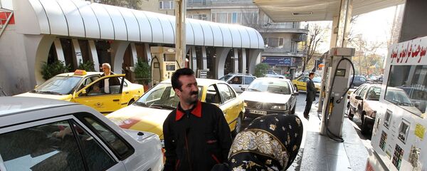 İran'da bir benzin istasyonu İran'da bir benzin istasyonu - Sputnik Türkiye