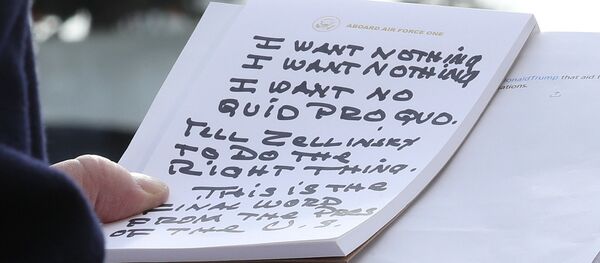 ABD Başkanı Donald Trump'ın gazetecilerin azil soruşturması ile ilgili sorularını yanıtlarken elinde tuttuğu kağıtta büyük harflerle, Hiçbir şey istemiyorum. Hiçbir şey istemiyorum. Quid pro quo (Vverilen bir şey karşılığında alınan bir şey) istemiyorum. (Ukrayna Cumhurbaşkanı) Zelinsky'e doğru olan şeyi yapmasını söyle. ABD Başkanı'nın son sözü bu yazdığı görüntülendi. - Sputnik Türkiye