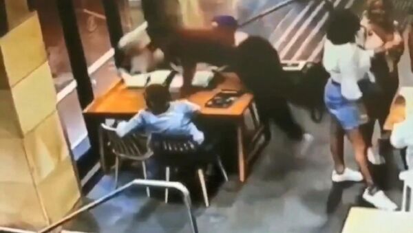 Avustralya’nın Sydney kentinde, bebek bekleyen Rana Elasmar isimli Müslüman kadın, kendisi gibi başörtülü arkadaşlarıyla kafede otururken bir erkeğin saldırısına uğradı. - Sputnik Türkiye