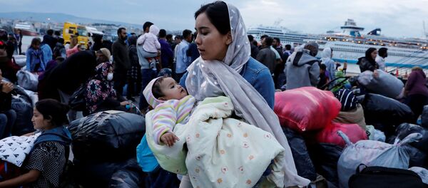 Yunanistan'ın Midilli Adası'ndan feribotla Pire limanına getirilen sığınmacılar - Sputnik Türkiye