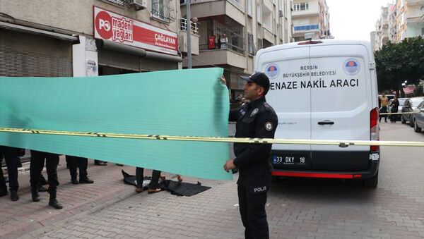 Mersin'de, çöp konteynerinde bebek cesedi bulundu - Sputnik Türkiye