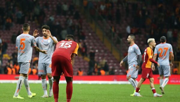 Galatasaray, Süper Lig'in 12. haftası açılış maçında ile Medipol Başakşehir ile Türk Telekom Stadı'nda karşılaştı. Galatasaraylı futbolcular aldıkları mağlubiyet sonrası üzüntü yaşadı. - Sputnik Türkiye