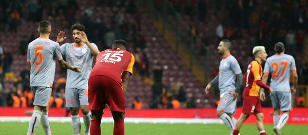 Galatasaray, Süper Lig'in 12. haftası açılış maçında ile Medipol Başakşehir ile Türk Telekom Stadı'nda karşılaştı. Galatasaraylı futbolcular aldıkları mağlubiyet sonrası üzüntü yaşadı. - Sputnik Türkiye