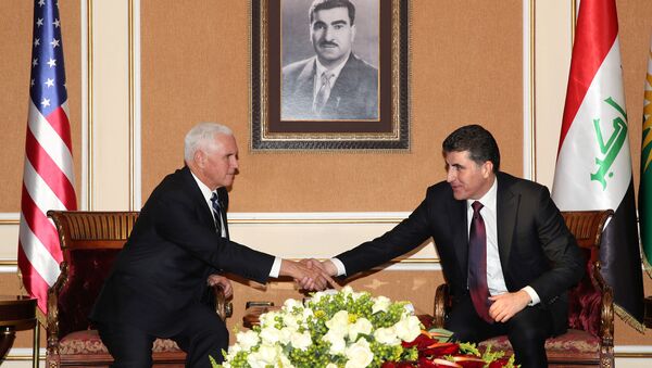 ABD Başkan Yardımcısı Mike Pence, sürpriz bir şekilde geldiği Irak'ta ABD'li askerleri ziyaret ettikten sonra Irak Kürt Bölgesel Yönetimi (IKBY) Başkanı Neçirvan Barzani ve Başbakan Mesrur Barzani ile görüştü. - Sputnik Türkiye
