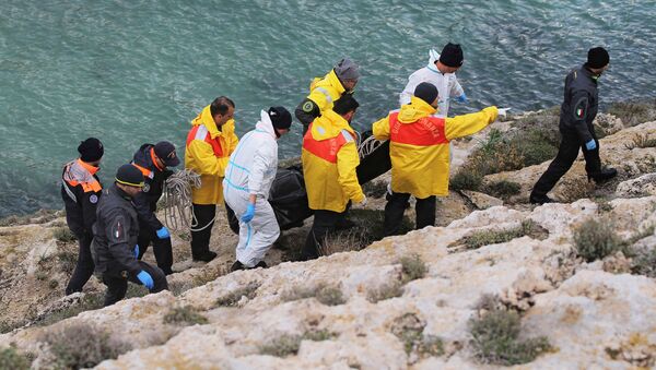 İtalya'nın Lampedusa Adası açıklarında dün alabora olan teknede bulunduğu belirtilen beş kadın sığınmacının cansız bedenine ulaşıldı. - Sputnik Türkiye