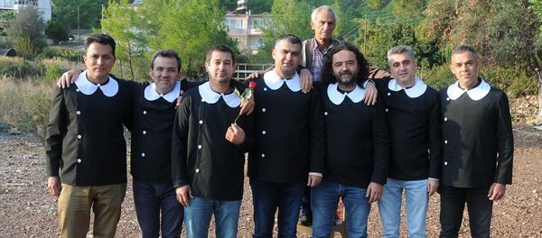 Antalya'nın Kumluca ilçesinde 7 arkadaş, kendilerinin ilkokulda öğretmenliklerini yapan iki öğretmeni 24 Kasım öğretmenler gününde, okul yıllarında olduğu gibi siyah önlük giyip beyaz yaka takarak ziyaret etti ve öğretmenler gününü kutladı. - Sputnik Türkiye