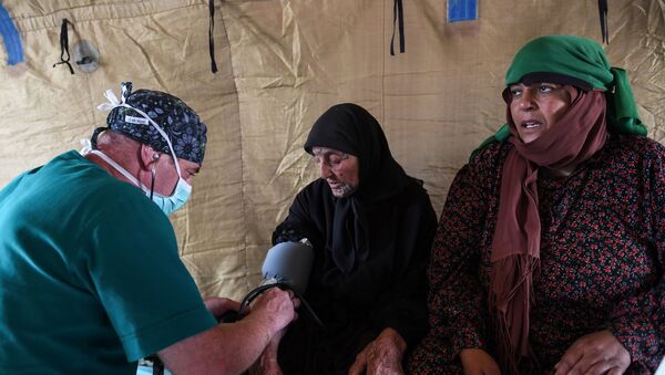 Bir Rus askeri doktoru, Suriye'nin İdlib kentinde bölge halkını tıbbi kontrolden geçiriyor. - Sputnik Türkiye