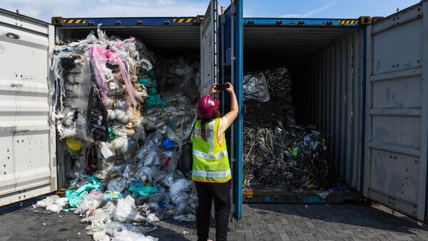 Malezya'ya yasa dışı yollarla gönderilen plastik atıklar - Sputnik Türkiye