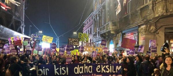 Kadınlar'dan 25 Kasım yürüyüşü: Bir kişi daha eksilmeye tahammülümüz yok - Sputnik Türkiye