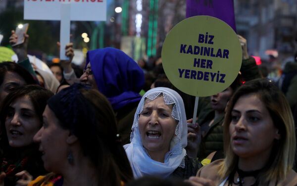 Artan kadın cinayetleri ve şiddete karşı yürüyen kadınlar: Sessizlik yaşamı öldürüyor - Sputnik Türkiye