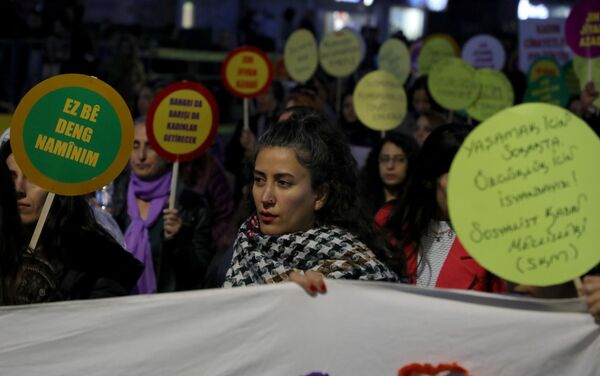 Artan kadın cinayetleri ve şiddete karşı yürüyen kadınlar: Sessizlik yaşamı öldürüyor - Sputnik Türkiye