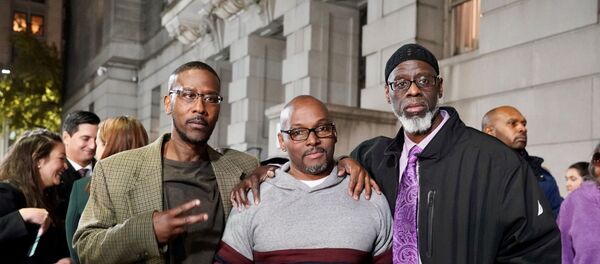 ABD'li Alfred Chesnut, Andrew Stewart ve Ransom Watkins, işlemedikleri bir cinayet yüzünden cezaevinden geçirdikleri 36 yılın ardından özgürlüklerine kavuştu. - Sputnik Türkiye