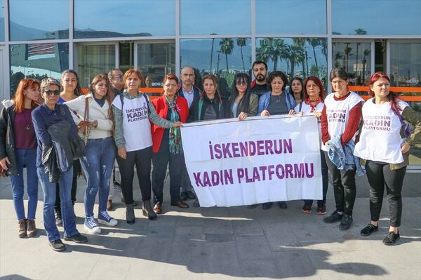 Yüzü asitle yakılan Berfin Özek ilk kez mahkemede - Sputnik Türkiye