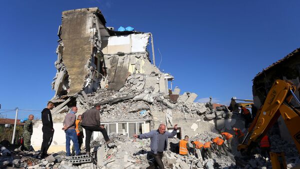 Arnavutluk'taki 6.4'lük depremin ardından çok sayıda binada hasar meydana geldi, bazı binalar tamamen yıkıldı. - Sputnik Türkiye