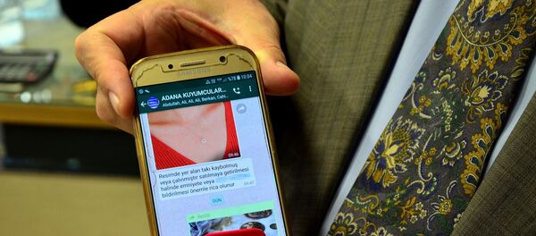 Adana’daki kuyumcular, sahte, düşük ayarlı veya çalıntı altın satmak isteyen dolandırıcılar ile kurdukları WhatsApp grubu ile mücadele ediyor. - Sputnik Türkiye