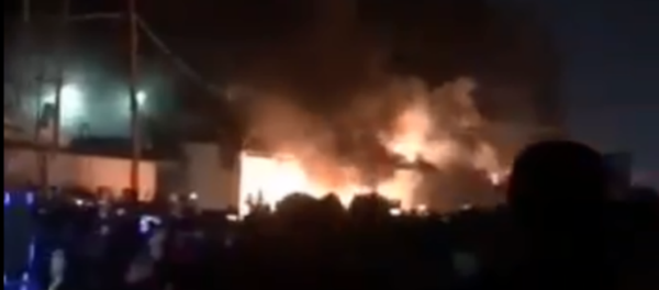 Irak'ın Necef kentinde göstericiler İran Başkonsoluğunu ateşe verdi - Sputnik Türkiye