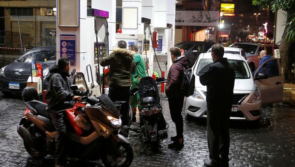 Lübnan'da yakıt istasyonları greve gidiyor: Vatandaşlar istasyonlara akın etti - Sputnik Türkiye