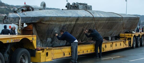 İspanya'nın kuzeybatısındaki Aldan'da yetkililer kaçak uyuşturucu sokarken yakalanan denizaltıda incelemelerde bulunuyor. - Sputnik Türkiye