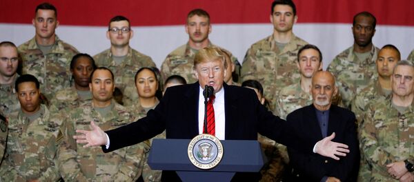 ABD Başkanı Donald Trump ABD askerlerini sürpriz ziyaret için başkanlık koltuğuna oturduğundan bu yana ilk kez Afganistan’a gitti - Sputnik Türkiye