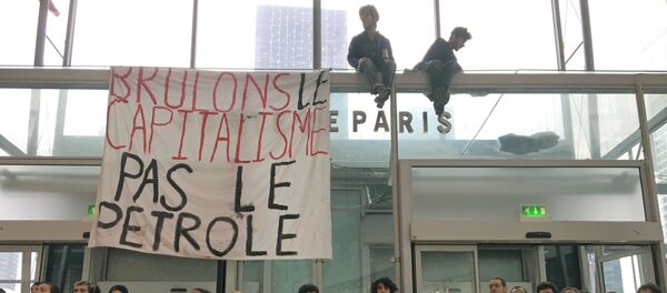 Fransa'da 'Kara Cuma' nedeniyle yapılan aşırı tüketimi protesto eden gençeler, bir alışverişi merkezinin girişini kapattı. - Sputnik Türkiye