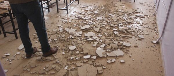 Öğrenciler dersteyken tavanı dökülmeye başlayan okul tahliye edildi Öğrenciler dersteyken tavanı dökülmeye başlayan okul tahliye edildi - Sputnik Türkiye