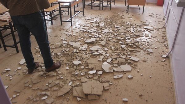 Öğrenciler dersteyken tavanı dökülmeye başlayan okul tahliye edildi - Sputnik Türkiye