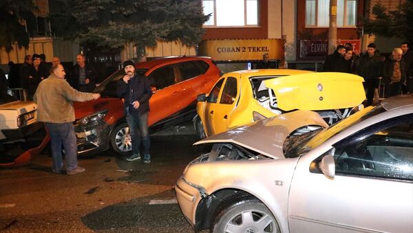 Bolu'da, alkollü bir şoförün kullandığı otomobil, park halindeki 7 araca çarptı. - Sputnik Türkiye