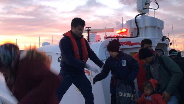 İzmir’in Çeşme ilçesinde Sahil Güvenlik ekiplerince yasa dışı yollarla geçiş yapmaya çalışan toplam 111 sığınmacı yakalandı. - Sputnik Türkiye