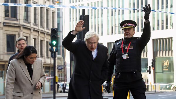 Başbakan Boris Johnson, İçişleri Bakanı Priti Patel ve Londra Emniyeti'nden Ian Dyson, Londra Köprüsü bıçaklı saldırısının düzenlendiği olay mahallini ziyaret derken - Sputnik Türkiye
