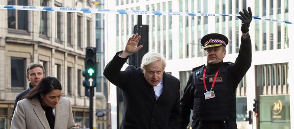  Başbakan Boris Johnson, İçişleri Bakanı Priti Patel ve Londra Emniyeti'nden Ian Dyson, Londra Köprüsü bıçaklı saldırısının düzenlendiği olay mahallini ziyaret derken - Sputnik Türkiye