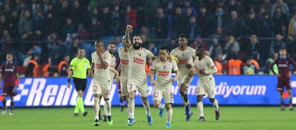 Süper Lig’in 13. haftasında Trabzonspor ile Galatasaray karşılaştı. Galatasaraylı futbolcular Nagatomo'nun attığı golün ardından sevinç yaşadı. - Sputnik Türkiye