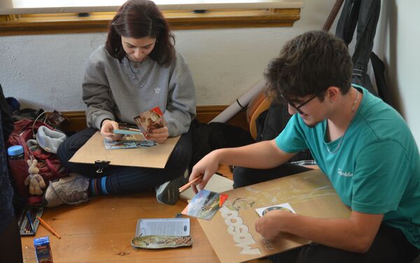 Her iki ülkede de gerçekleştirilen 'Karşılıklı Bakışlar' resim yarışmasının Türkiye ayağında, Türk çocuklara Rus çocukların yazdığı mektuplar dağıtıldı. - Sputnik Türkiye